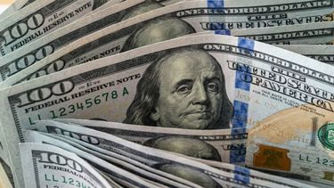 El dólar blue cerró en los 1.555 pesos para la venta.