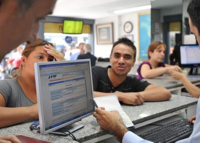 El Gobierno aclaró que no se podrán comprar dólares con efectivo
