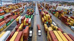 El flujo de exportaciones e importaciones en el año corriente.
