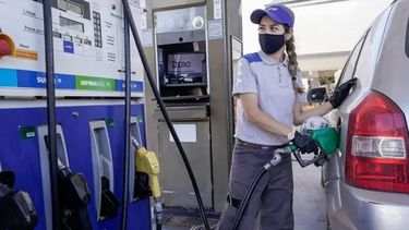 El Gobierno volvió a postergar una suba de impuestos en los combustibles