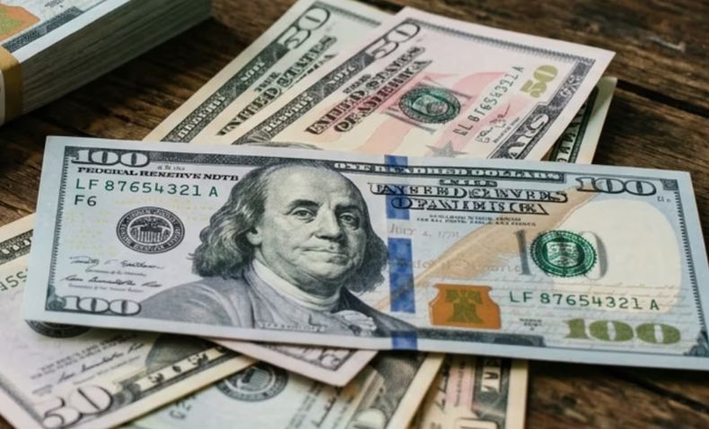 El dólar blue cerró en los 1.565 pesos para la venta.