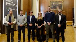 El presidente de Banco Provincia, Juan Cuattromo; el presidente de Provincia Servicios Financieros, Ariel Lieutier; y la presidenta de Provincia Leasing, Valeria Dallera junto a representantes de los municipios de Daireaux, Tres Arroyos y Pilar.