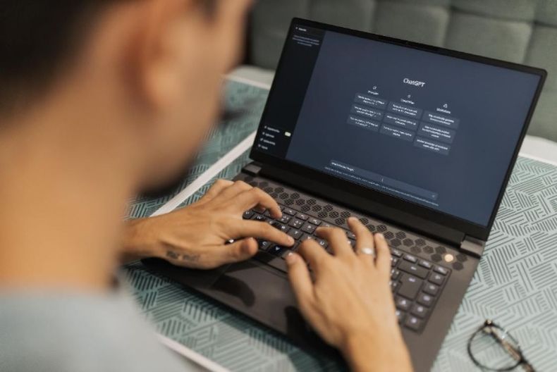 En LATAM, 2 de cada 10 empresas emplean asistentes virtuales automatizados con IA