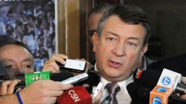 El ministro de Agricultura acusó de "chorros" a empresarios supermercadistas