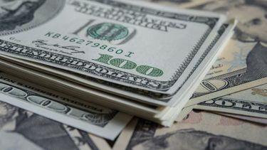 El dólar blue cerró en los 1.555 pesos para la venta.