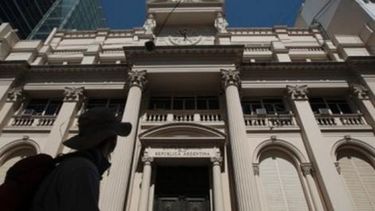 Suben las Lebac y limitan acciones de empresas para hacerse de dólares