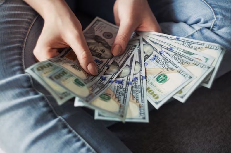 El dólar blue sube $440 en lo que va de 2024.