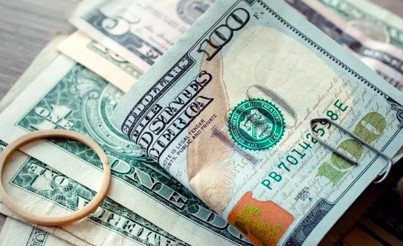 El dólar blue sube $430 en lo que va de 2024.