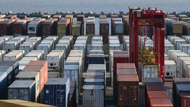 El movimiento en los puertos de la nación vecina. El movimiento en los puertos de la nación vecina.