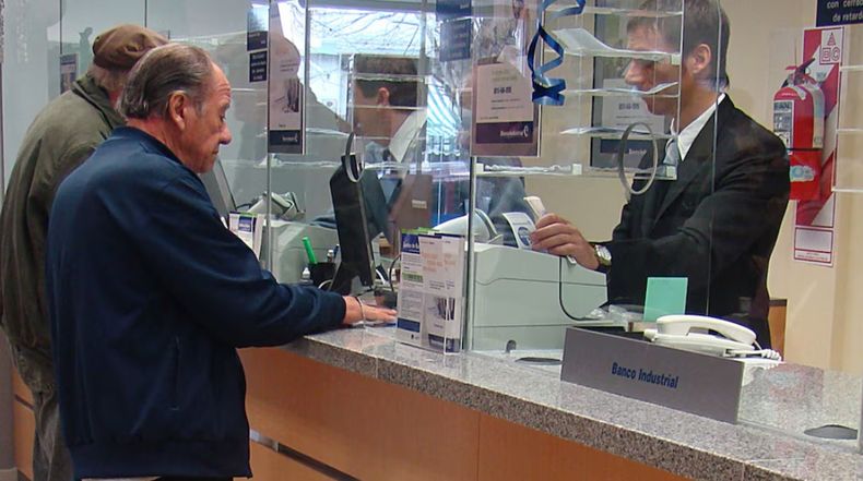 En desarrollo de la actividad en las entidades financieras.
