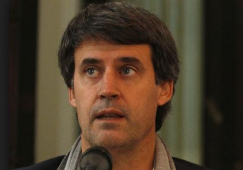Según Prat Gay, el Gobierno quiere "pasar la gorra" para conseguir dólares