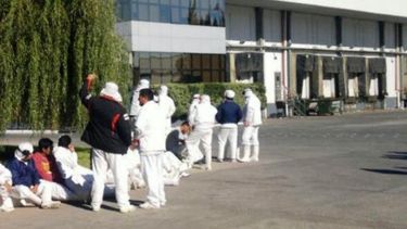 Operarios de Cresta Roja rechazaron la oferta salarial y continúa el conflicto