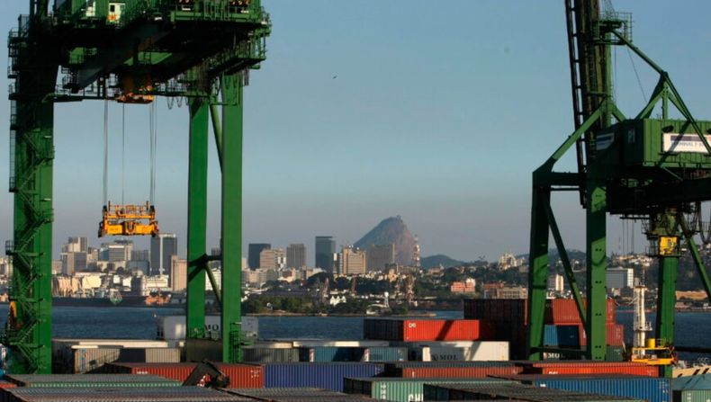 El movimiento de mercancías en los puertos locales.