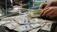 El dólar blue cerró en los 1.555 pesos para la venta.